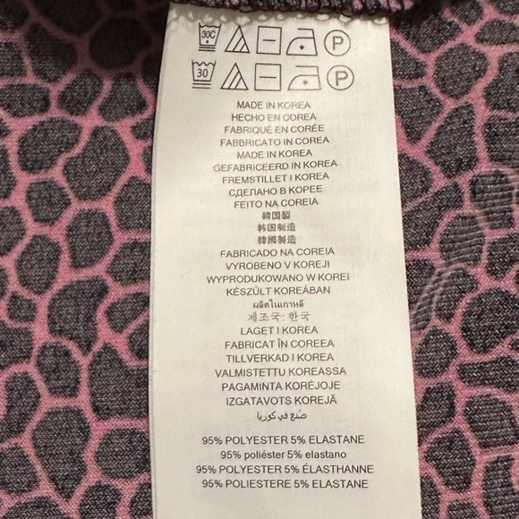 NWT MICHAEL KORS Giraffe-Print Flounce
Mini Skirt in cerise - Picture 10 of 13